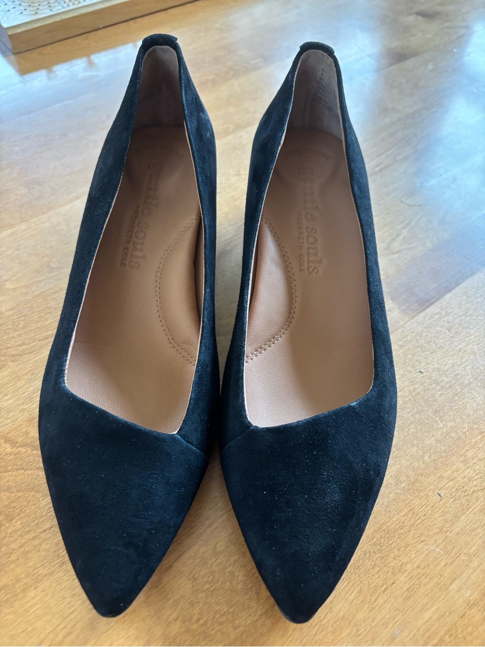 NWOT Gentle Souls by Kenneth Cole Black Suede Pointed-Toe suede heels 6.5